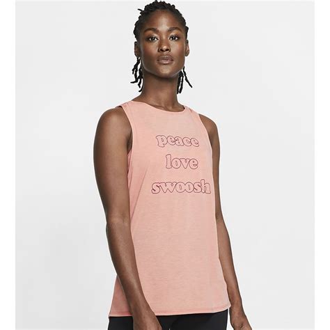 Shilpa Shetty Kundra picks a tank top + leggings for her first public ...