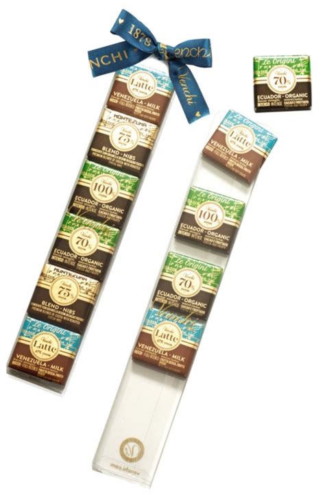 Blister plastik kosong dengan busur biru, kemasan hadiah kosong untuk ...