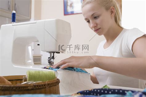 女裁缝在车间用缝纫机制作衣服摄影图__图片素材_其他_摄影图库_昵图网nipic.com