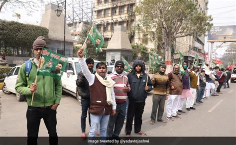 बिहार में नए कृषि कानूनों के विरोध में महागठबंधन ने मानव श्रृंखला बनाई ...