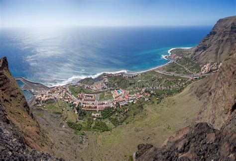 瓦尔GRAN REY，戈梅拉岛，西班牙：与大西洋的多山和绿色风景在背景和黄色植物中t的 库存照片 - 图片 包括有 rey，戈梅拉岛，西班牙 ...