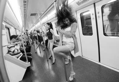 4名女孩地铁车厢里跳钢管舞引热议-新闻热点-金投热点网-金投网