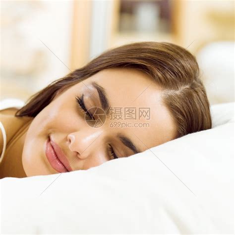 年轻漂亮的女人睡在床上高清图片下载-正版图片503385125-摄图网