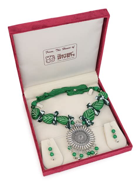 MAURYANA - Green color beaded necklace with metal pendant and earrings