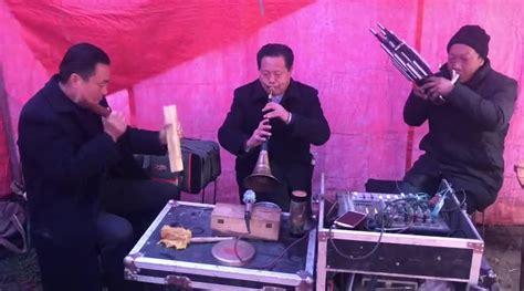 民间传统的三人组合唢呐班吹奏，老师傅吹得很有味，配合的很好听_新浪新闻