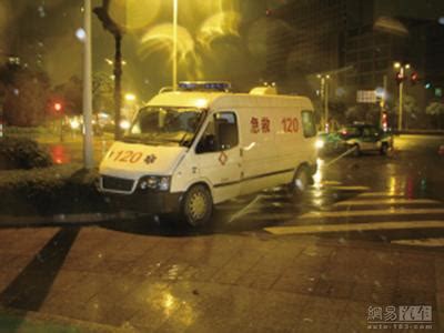 救护车拉警报狂飙 车内无病人司机销魂点烟-中国搜索图片频道