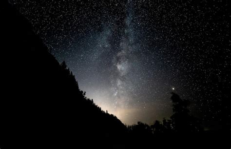 Night star galaxy sky clouds scenery nice aurora scenery | Premium Photo