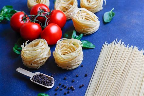 Włoskie jedzenie . Kuchnia włoska. Składniki pomidory, żółte pomidory ...