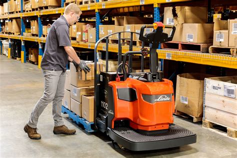 Pallet Jackets and Trucks: Electric vs. Manual | KION North America