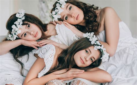 Download wallpaper look, girl, face, pose, mood, hands, girl, trio ...