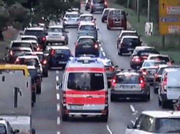 “千余辆车给救护车让道” 中国司机也可以做到！ - 事故动态 - 注册安全工程师论坛