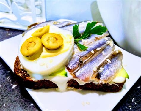 Быстрые бутерброды с анчоусами на ржаном хлебе - рецепт приготовления