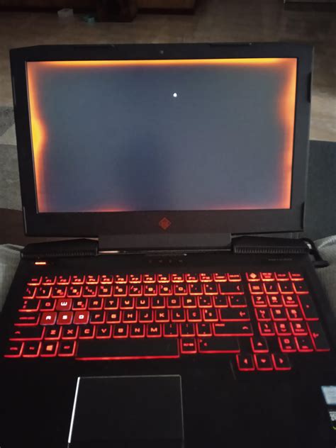 So my laptop as this weird red-ish tint around the screen, but i don't touch the laptop at all ...