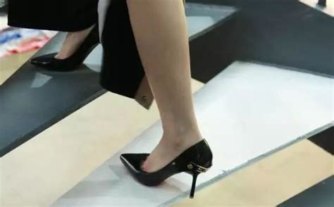 妹子穿18cm高跟鞋超美，可走起路来就悲催了_腾讯视频