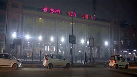 Delhi shivers as temperature drops to 5°C, air quality remains 'poor'