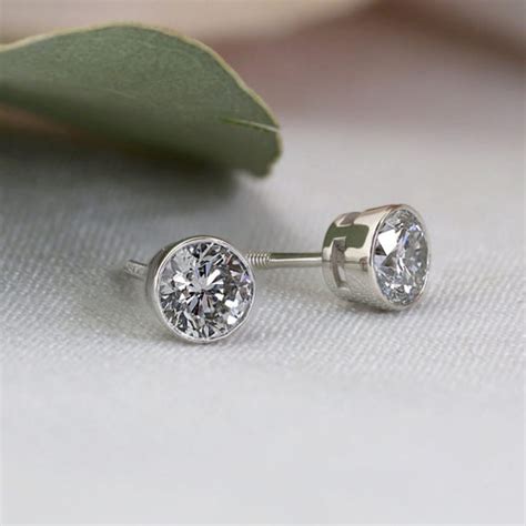Choosing The Right Earrings For Your Face Shape – Less Diamond