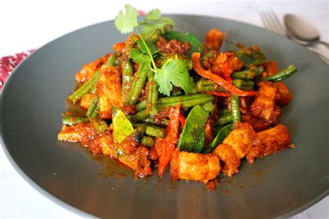 Pad prik khing moo krob (Stir fried curry paste with crispy pork belly ...