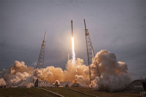 SpaceX осуществит первый пилотируемый полет на МКС по заказу NASA в ...
