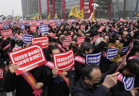 韩国政府首度开铡 罢工医生被吊销执照