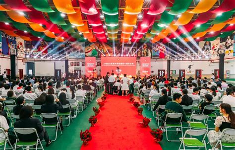 今年120名毕业生共收到335份大学录取通知书，上海枫叶国际学校举办十周年校庆