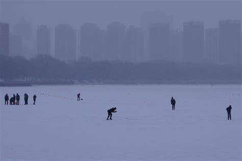 沈阳冬季市民顶风冒雪滑冰运动健身迎冬运_凤凰网视频_凤凰网