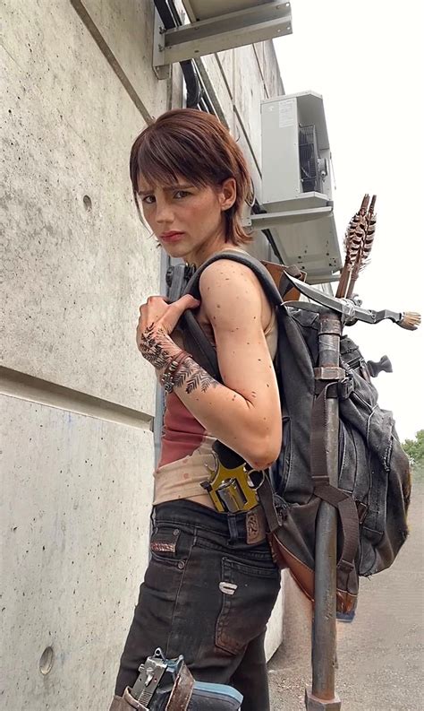 Hi again !! I kept working on my Ellie cosplay, made new props and did the Santa Barbara outfit ...