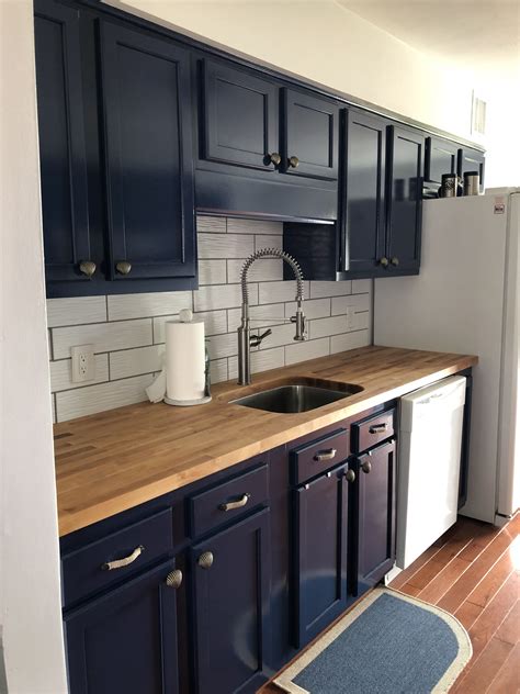 Bring An Oceanic Aesthetic To Your Kitchen With Navy Blue Cabinets ...