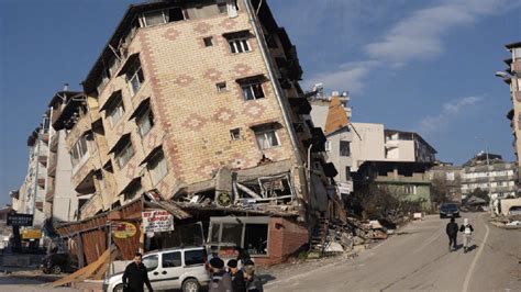 强震已致土耳其叙利亚上万人遇难_新浪新闻