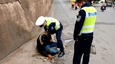 男子醉酒躺路边，巡逻公安交警操碎了心！_腾讯新闻