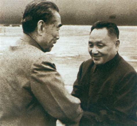 1974年4月，周恩来抱病亲自到机场为邓小平送行--邓小平纪念网--人民网