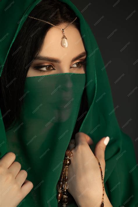 Traditional Arabian Clothing Women