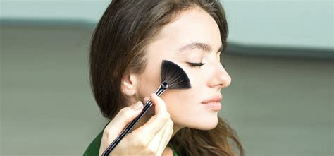 How to Contour and Highlight with professional makeup brushes