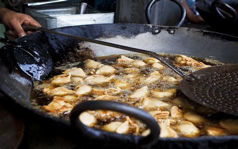 This Uncle Sells Delicious Garma Garam Samosa Only For Rs 5 In Salunke ...