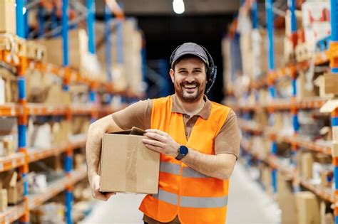 A post express worker holding package ready for delivery | Premium Photo