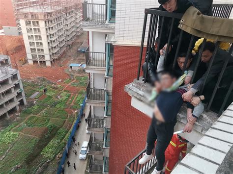 湖北咸宁一男孩拿着刀跳楼“挂”在11楼，背后原因令人深思……_腾讯新闻