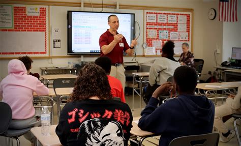NSMRL Participates in Kelly Middle School Career Day > Navy Medicine ...