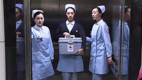 医生入职第一天堵电梯门教育护士，耽误了治疗最佳时间！_腾讯视频