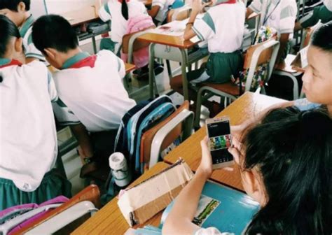 高中生上课玩手机被退学，学校回应已收回处分，让其回家反思_腾讯新闻