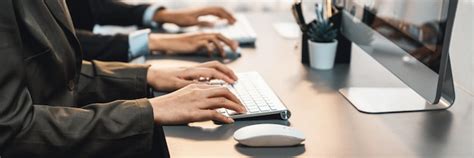 Business Person Working On Computer 的图像结果