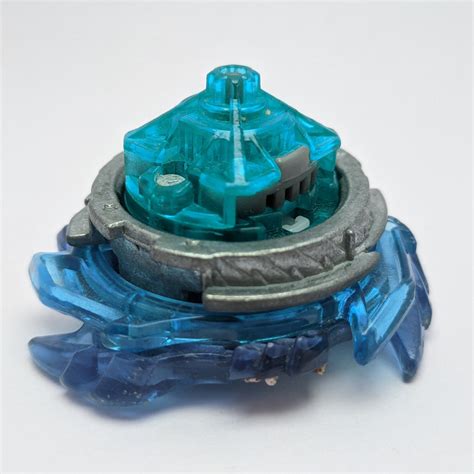 TAKARA TOMY - Genesis Valtryek - Beyblade Burst Evolution – Red Eye Merch