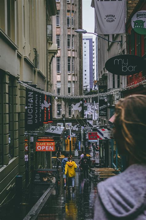 Stock People Walking 的图像结果