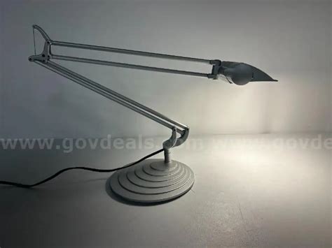Humanscale Diffrient Task Lamp | GovDeals