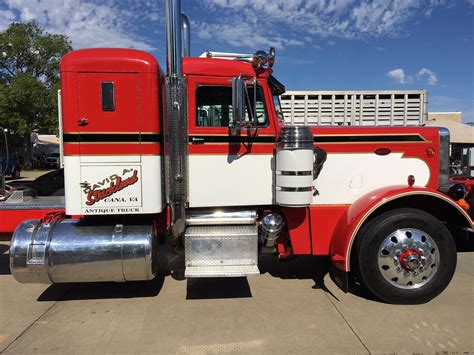 File:Peterbilt 359 mit Auflieger.jpg