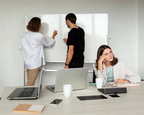 Table Meeting Examples 的图像结果