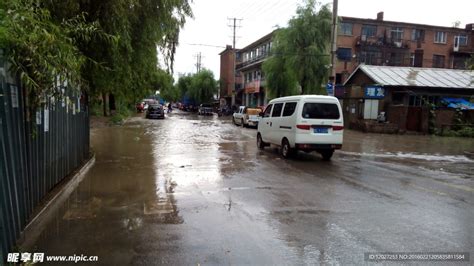 山西太原暴雨来袭 市内多条路段积水严重_中国发展门户网－国家发展门户