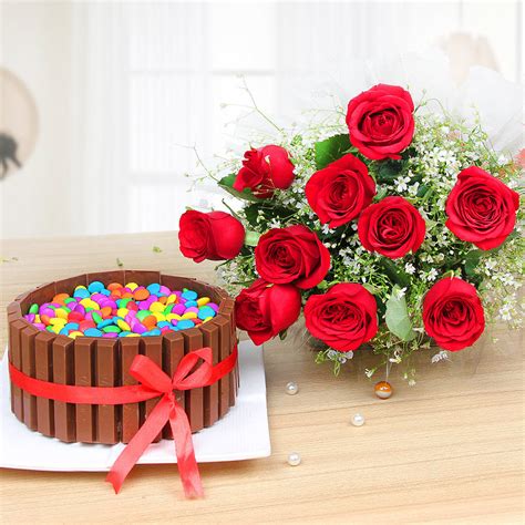 KitKat Cake Combo With 10 Roses Bouquet | YummyCake