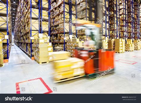 1,796 Distribution center forklift Images, Stock Photos & Vectors ...