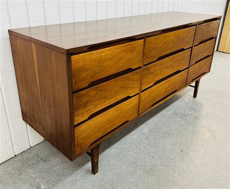 Mid-Century Modern Stanley 9-Drawer Walnut Dresser at 1stDibs | stanley ...