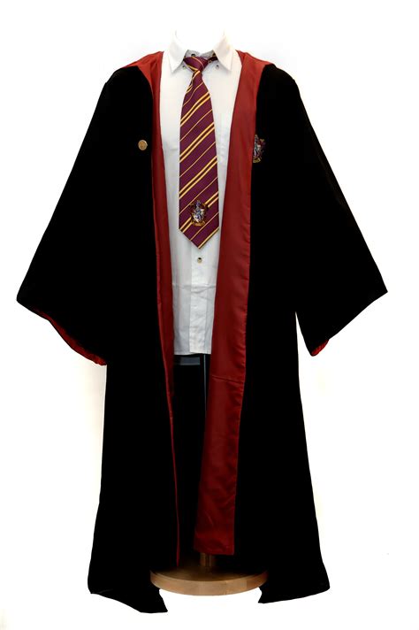 Robe Cape De Sorcier Harry Potter Gryffondor. Le patron de cette robe a ...