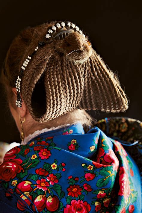 Traditional Couture: Folkloric High Fashion in Germany | 民族衣装, ヘアスタイル, 美